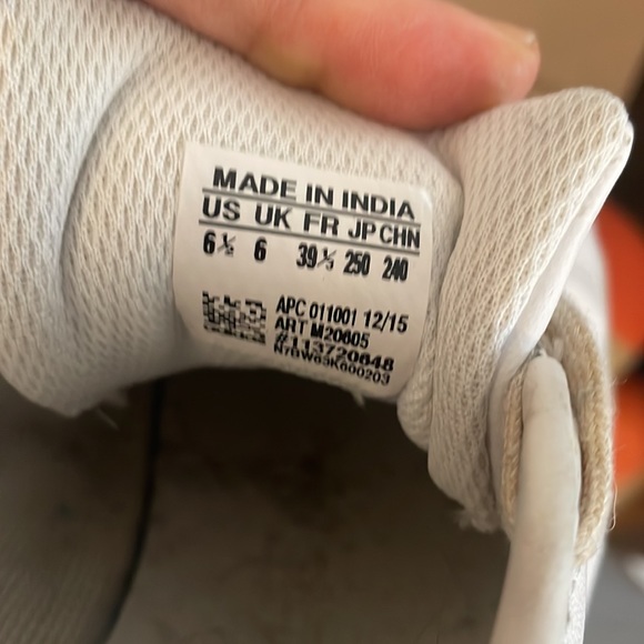 Stan Smith , women’s 6.5 —fits a size 8-8 1/2, great condition - Picture 3 of 3